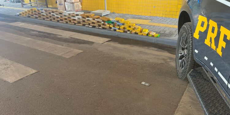 PRF apreende 100kg de drogas em caminhão