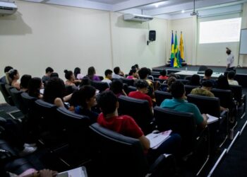 Cursinho gratuito da Prefeitura segue preparando estudantes para o Exame Nacional do Ensino Médio