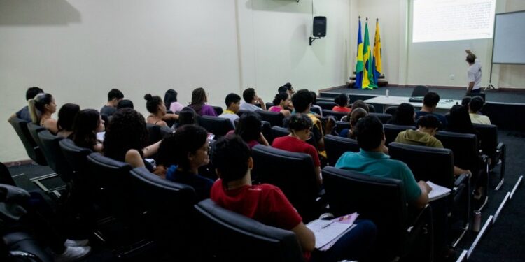 Cursinho gratuito da Prefeitura segue preparando estudantes para o Exame Nacional do Ensino Médio