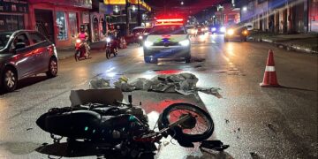 Motociclista fica ferido após colisão com táxi na zona Leste