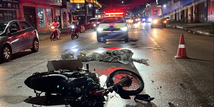 Motociclista fica ferido após colisão com táxi na zona Leste