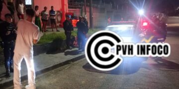 Alucinada: Mulher em fuga destrói viatura da policia