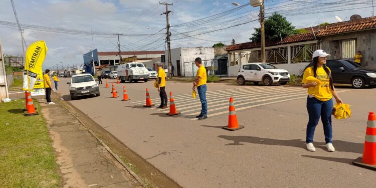Semtran realiza blitz educativa como parte das ações do Maio Amarelo