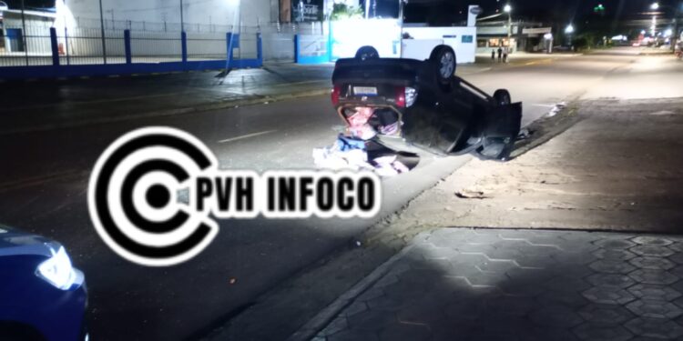 Fiat Toro Atinge Lateral de Palio em Cruzamento e Veículo Capota