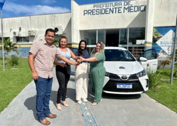 Cristiane Lopes entrega veículo para reforçar Assistência Social em Presidente Médici
