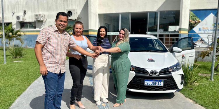 Cristiane Lopes entrega veículo para reforçar Assistência Social em Presidente Médici