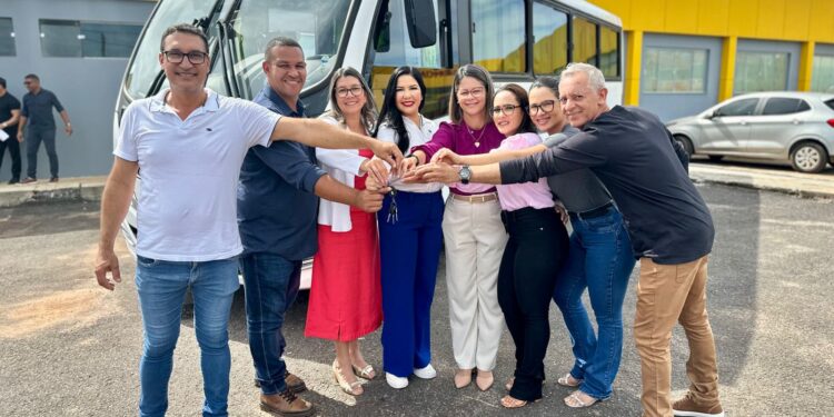 Cristiane Lopes entrega micro-ônibus em Pimenta Bueno e garante mais dignidade no transporte de pacientes