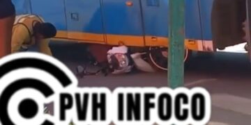 Vídeo mostra moto sendo arrastada por ônibus; motociclista escapa por pouco
