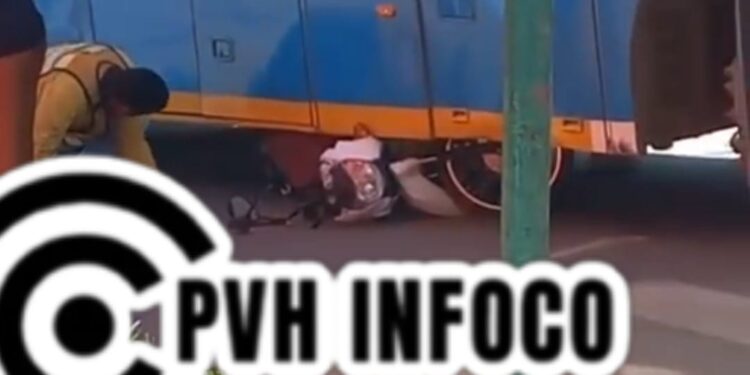 Vídeo mostra moto sendo arrastada por ônibus; motociclista escapa por pouco