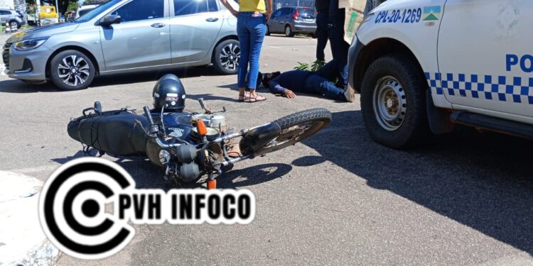 Motociclista fica ferido após colisão com carro no centro de Porto Velho