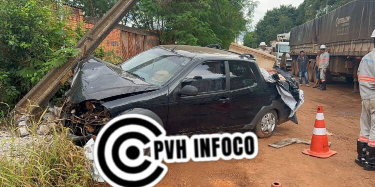 Colisão com poste deixa três feridos após motorista passar mal em Porto Velho