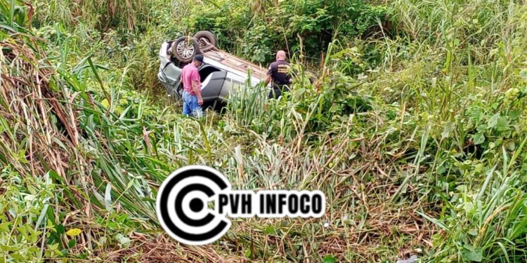 Motorista capota carro e fica ferido na BR-364, em Porto Velho