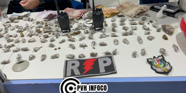 Adolescente é Apreendido com Mais de 2 Kg de Drogas em Boca de Fumo no Teixeirão