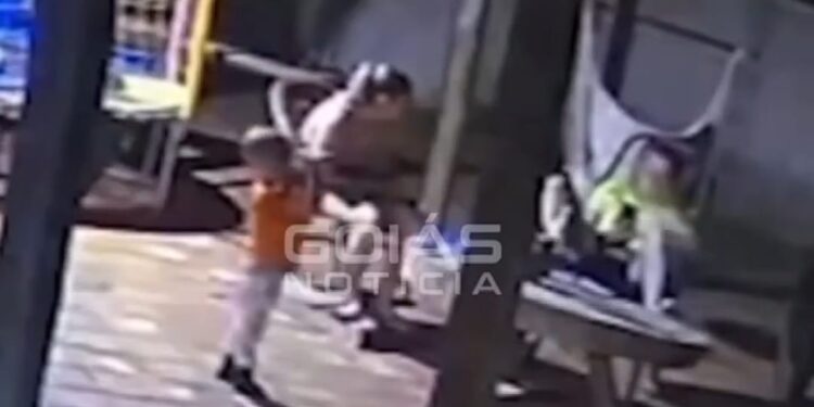 Vídeo: Criança de 2 anos mata mãe acidentalmente com arma do pai em MS