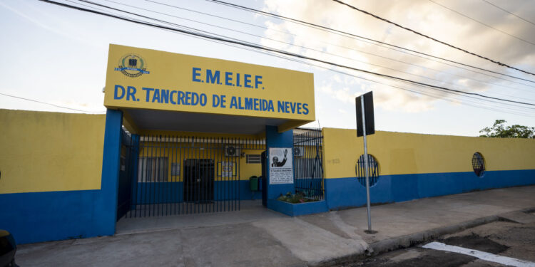 Após dez anos, prefeitura reajusta salário de diretores, vices e secretários de escolas