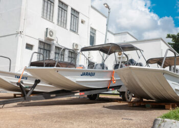 Prefeitura entrega três voadeiras para atender comunidades do baixo Madeira