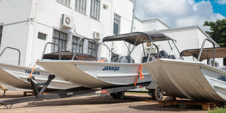 Prefeitura entrega três voadeiras para atender comunidades do baixo Madeira