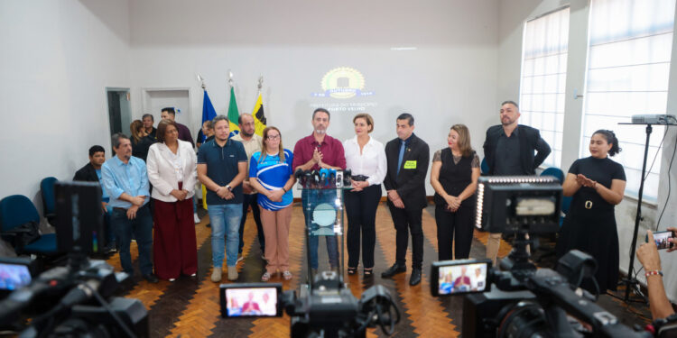 Em coletiva, prefeito Léo Moraes anuncia reajustes e melhorias para servidores da Saúde e Educação