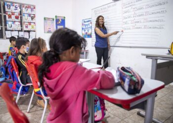 Prefeitura garante piso nacional e aprova PCCR da Saúde e Educação