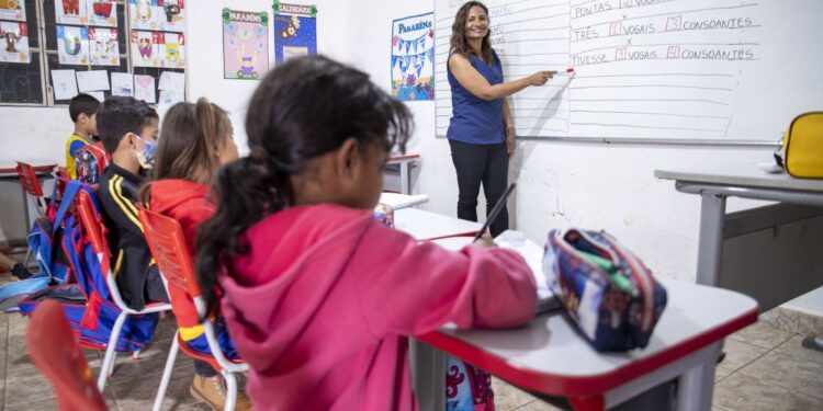 Prefeitura garante piso nacional e aprova PCCR da Saúde e Educação