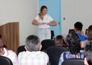 Servidores municipais concluintes do curso de Língua Brasileira de Sinais recebem certificados