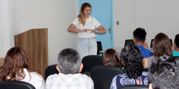 Servidores municipais concluintes do curso de Língua Brasileira de Sinais recebem certificados