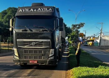 Prefeitura intensifica fiscalização para disciplinar o trânsito de veículos pesados na avenida Guaporé