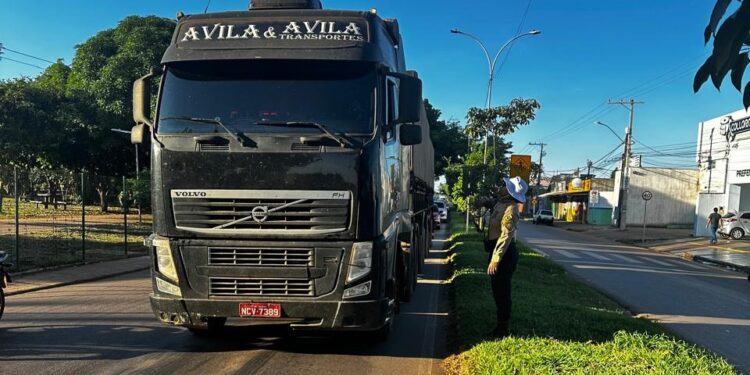 Prefeitura intensifica fiscalização para disciplinar o trânsito de veículos pesados na avenida Guaporé