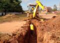 Rua Ibraim Sued, no bairro Teixeirão, passa por melhorias estruturais com obras de drenagem e preparação para recapeamento
