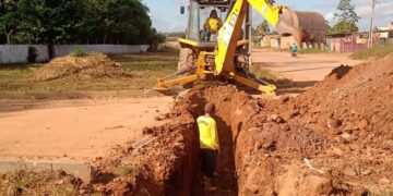 Rua Ibraim Sued, no bairro Teixeirão, passa por melhorias estruturais com obras de drenagem e preparação para recapeamento