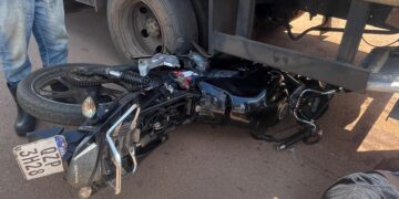 Motociclista fica gravemente ferido após colisão com caminhão em Porto Velho