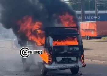 Incêndio destrói Kombi na Avenida Imigrantes em Porto Velho
