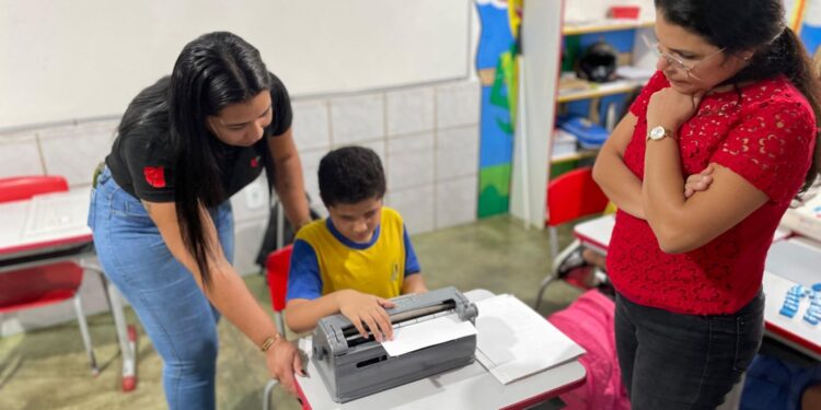 Prefeitura de Porto Velho entrega impressora especial para aluno com deficiência visual