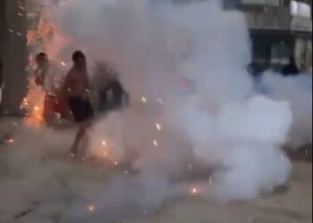 🚨🔥 Tradição que vira perigo: jovem fica ferido em guerra de espadas em Cruz das Almas