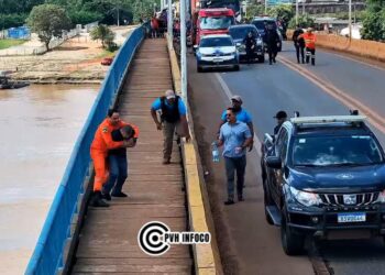 Homem ameaça se jogar de ponte e é salvo após 4 horas de negociações em Porto Velho