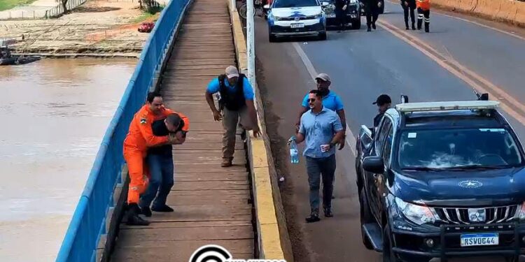 Homem ameaça se jogar de ponte e é salvo após 4 horas de negociações em Porto Velho