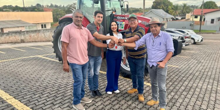 Cristiane Lopes entrega trator e reforça compromisso com o Produtor Rural de Santa Luzia d’Oeste