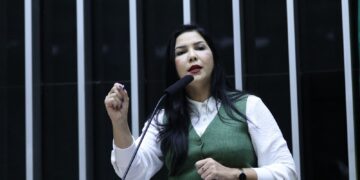 Deputada Cristiane Lopes vota ‘NÃO’ ao aumento de deputados e defende outras prioridades para o Brasil