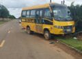 Acidente entre ônibus escolar e carro de passeio