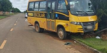 Acidente entre ônibus escolar e carro de passeio