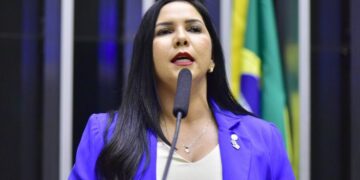 Deputada federal Cristiane Lopes confronta Marina Silva e cobra agilidade na liberação de licenças para recuperação da BR-319