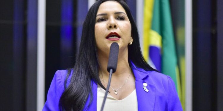 Deputada federal Cristiane Lopes confronta Marina Silva e cobra agilidade na liberação de licenças para recuperação da BR-319