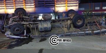 Caminhão com carga ilegal capota em avenida de Porto Velho; motorista não tinha habilitação adequada