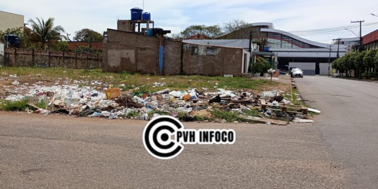 Moradores cobram soluções para acúmulo de lixo nas calçadas