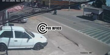 Acidente entre carro e caminhonete deixa servidor desacordado :Veja vídeo