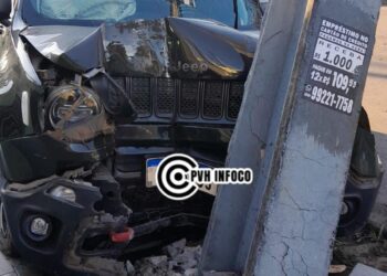 Servidor embriagado causa acidente e é preso após colidir com poste em Porto Velho