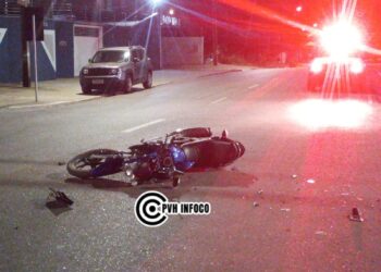 Moto aplicativo com passageiro é atropelado em cruzamento no centro de Porto Velho