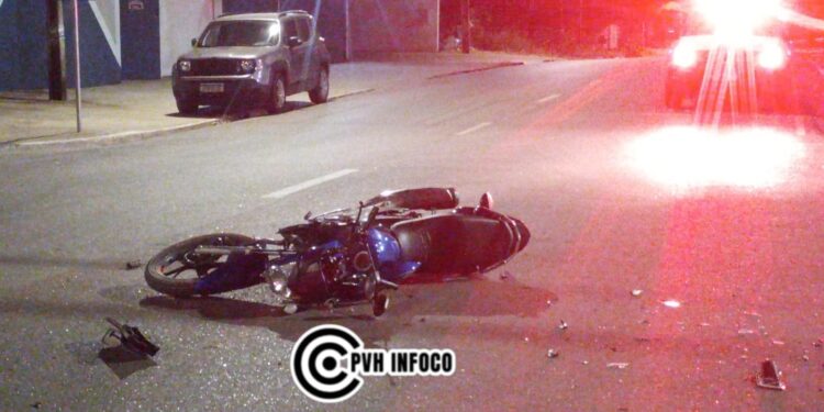 Moto aplicativo com passageiro é atropelado em cruzamento no centro de Porto Velho