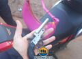 Mulher é presa com arma de fogo e motocicleta apreendida em Porto Velho