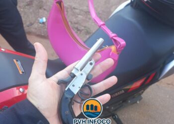 Mulher é presa com arma de fogo e motocicleta apreendida em Porto Velho
